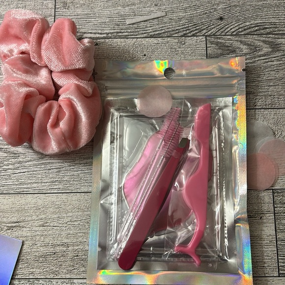 New set just released in this box we have our full lash set. - Picture 3 of 3